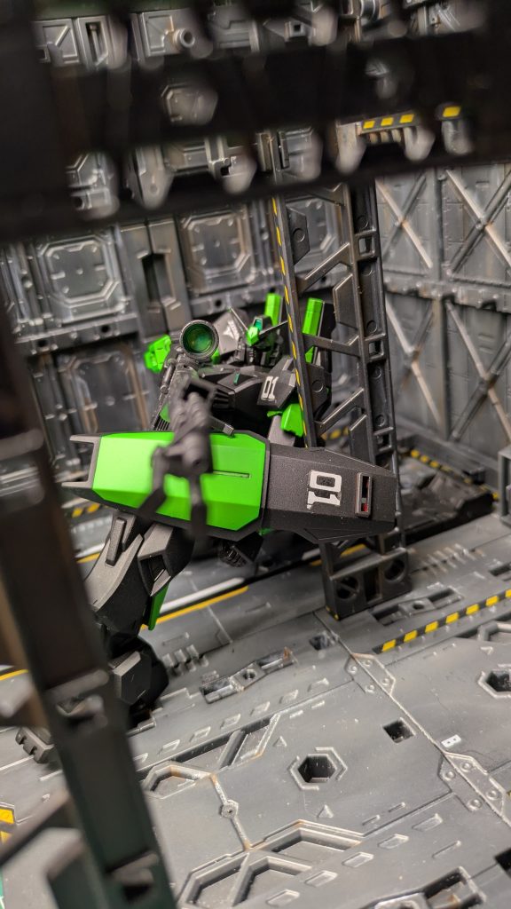 100均格納庫はグレーで塗装して汚したり100均シール貼ったりして作りました