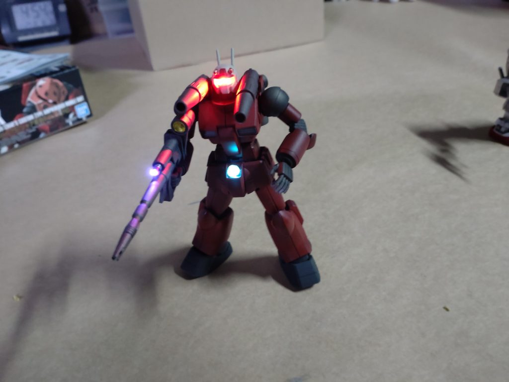 バイザー部分と腹部、ライフルのレーザーセンサーと言う設定で発光させてみました。