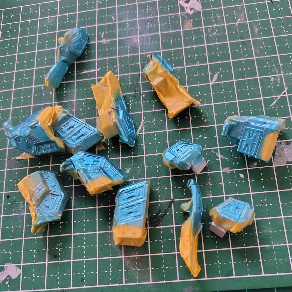 塗装でも思ったほどラクではなく、これだけガッチリとマスキングしても貼り残しがあったのか、何箇所か色がはみ出ていました。また羽のパーツはモールドが浅かったので、主要なモールドを掘り直しました。