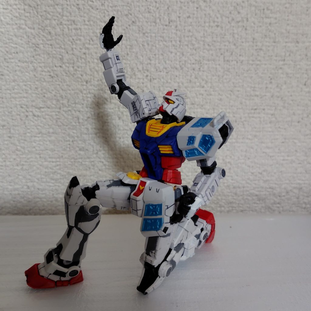 ポロリを改修したら改めていろんなポーズで可動を確認しますが、とりあえずこれだけは今年のうちに。実物をご覧になった方もいると思いますが、万博ガンダムのポーズを当然取れるようになっています。胸部にも色分けがあることに後から気付いたのですが、私にはあまりカッコよく見えなかったので割愛しました。