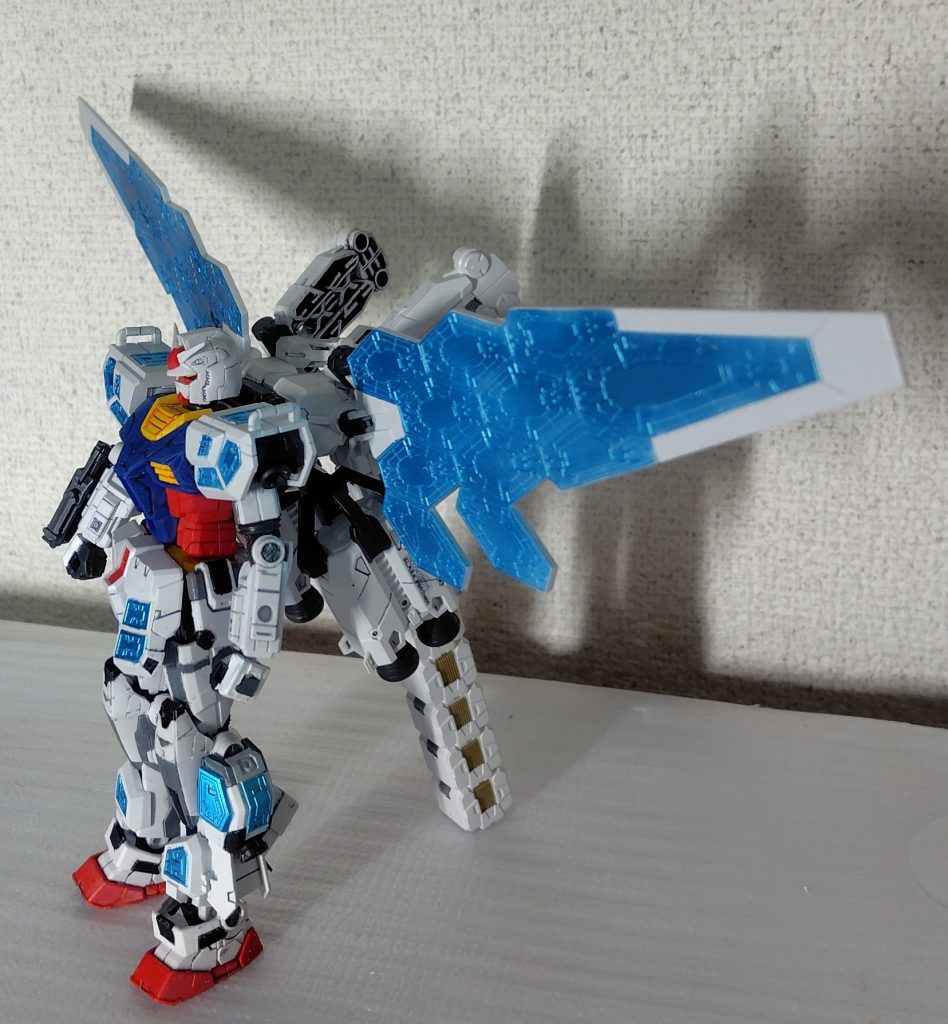 太陽電池の部分はメタリックシールが付いていますが、立体感を出すのに手間がかかりそうなので、塗装で済ますのは早くから決めていたのですが、さて何色にと考えた時に、そういえばコレがあるじゃん、ということでガンダムマーカーのメタブルーを使用しました。