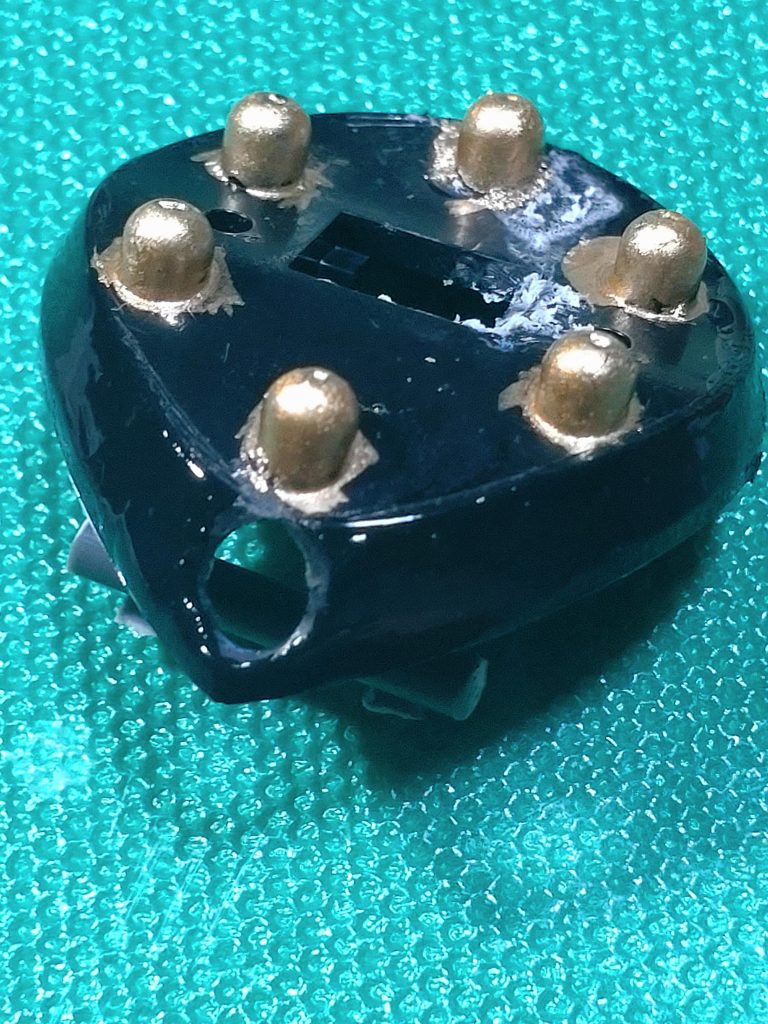 一旦出来上がっては見たものの、なんか物足りなく感じてしまったので・・・改造に挑戦してみました。ドリルで穴を開けてミサイル?らしきものをゴールドに塗ってみました。