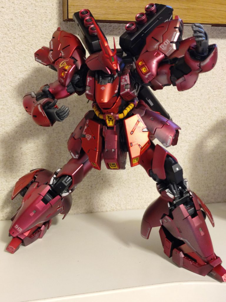 成型色の時点で赤も2色塗分けされていたので、艶黒からのゴールドとシルバー下地で塗分けました。