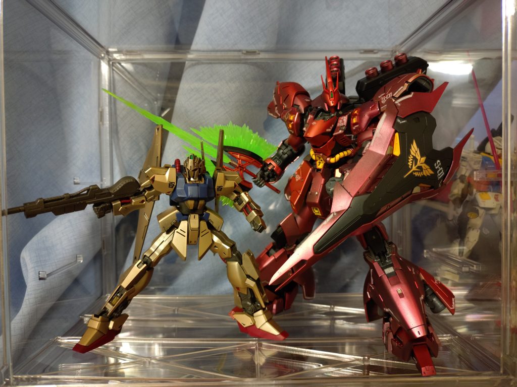 百式と飾ってみましたが…百式ちっさ！ジャンル違いで何作か作りましたが、やっぱ名機なのかも知れないですね。サザビーはどれもカッコイイです！