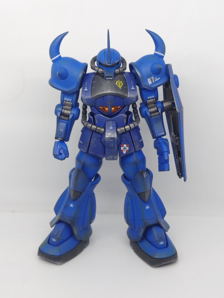 合わせ目消して、スジ彫り、プラ板を少し追加。シールドはマグネットで取り付けられるように変更しています。