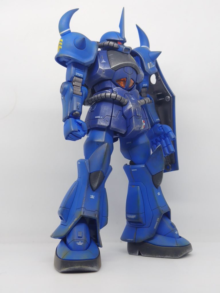 プロポーションとしては大きくイジらず、胸部の左右を１㍉幅増ししているだけです。頭と足はグフカスタムから持ってきました。