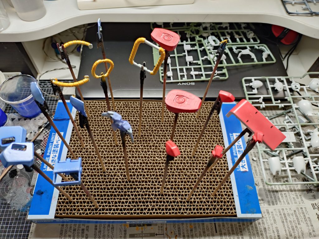 普段余りやらない塗分け。白下地から少しずつ色を重ね行ったので、パーツ数の割に結構手間掛けました。薄く塗らないと、すぐタレる。