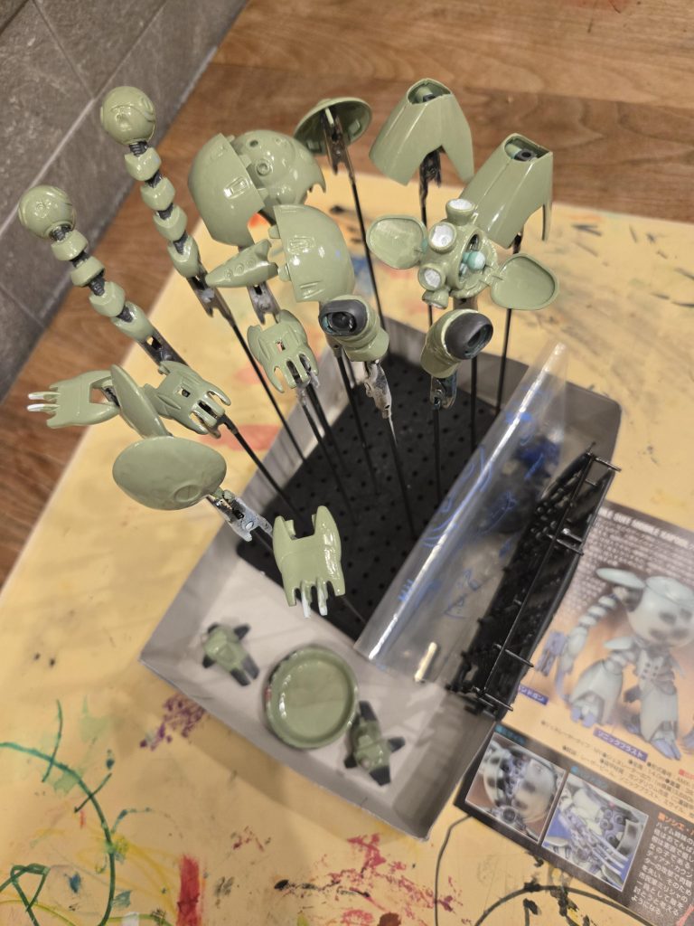 筆塗でホワイトの下地を塗ったあと、グランプリホワイトと、深緑を混ぜて重ね塗り。厚塗りの凸凹を紙ヤスリで磨く→再度塗る、を繰り返しスベスベのお肌を目指します。