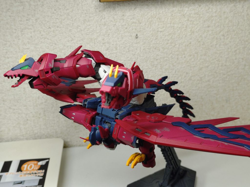 大きな両翼を備えた双頭の翼竜をモチーフにしたMA形態にも変形。それまでのガンダムとは一線を画し、往年のトランスフォーマーやゾイドの様です。