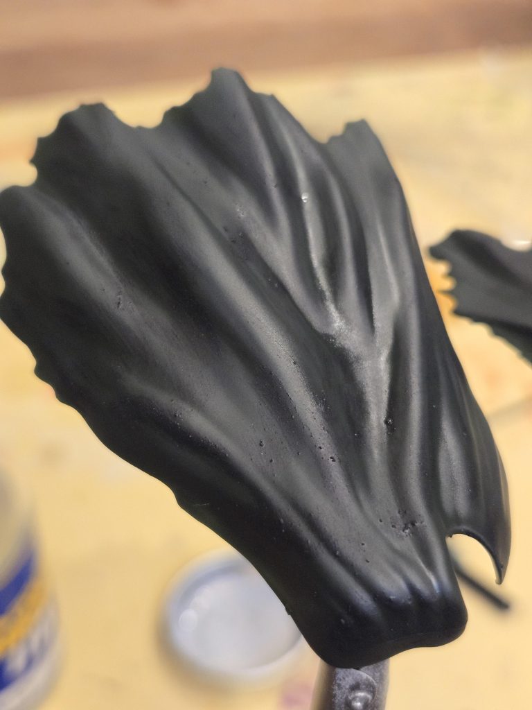 マント部分はヤスリで表面を粗めに処理したあと、娘が自由研究で黒炭から作った絵の具を使わせてもらって汚しをいれてみました。