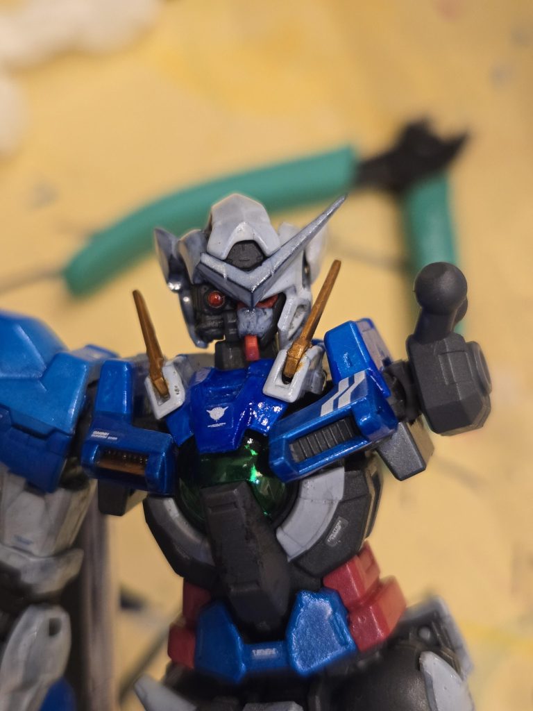 ホワイトの新規パーツの塗装は黒で下地処理した後、クリアホワイトで重ね塗り。黒のエッジが立つように。半壊でもイケメン…