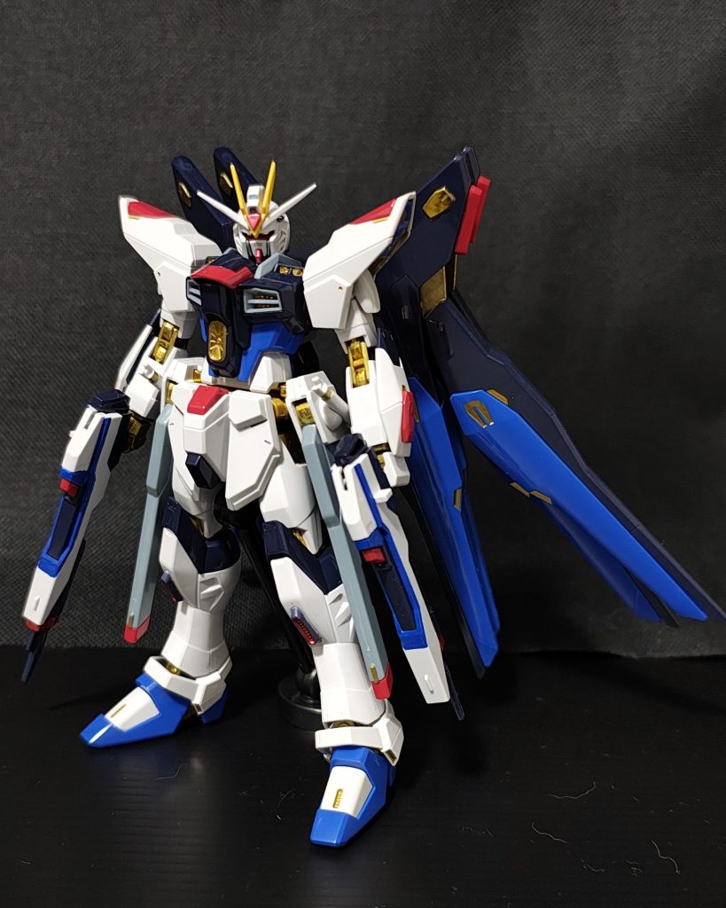 ゴールドのフレームはマーカーで塗装した上から、箔押しで金ピカを表現してみました(gandam1)