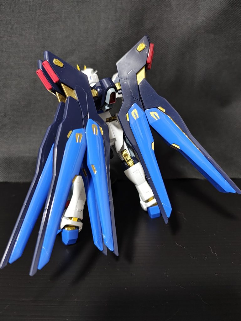 外装パーツは成形色そのまま磨いての鏡面仕上げです(gandam-hand2)ドラグーンとウイング(？)を磨くのは苦行でしたが、思いのほかピカピカになって報われた感じです(zaku-kao2)