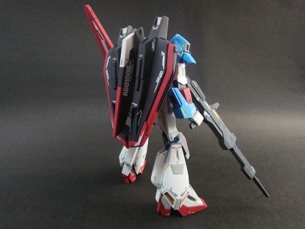 ポイントでガルグレーで塗り分けてます。デカールはRGのものを使用。