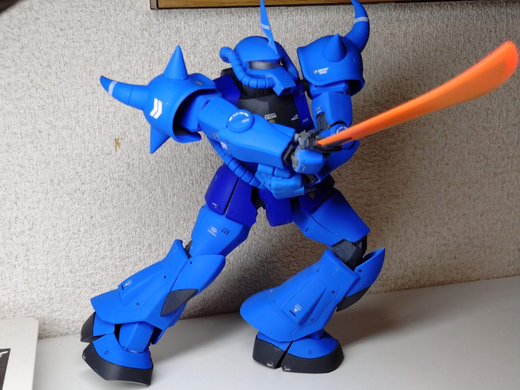 目立つ様な所に、ワンポイントとしてデカール貼ってみました。ファーストに出て来る機体は、デカール貼り過ぎない方のが締まって見えるような気がします。