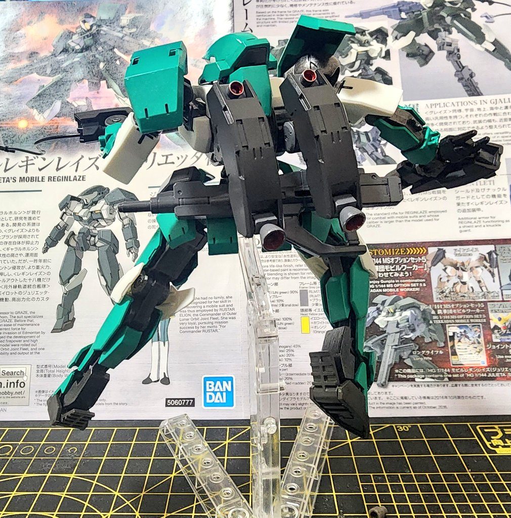 バックパックもグリーンだったのでここはエメラルドグリーンに出来ないと思い水性GQのダークグレーで引き締め🎵