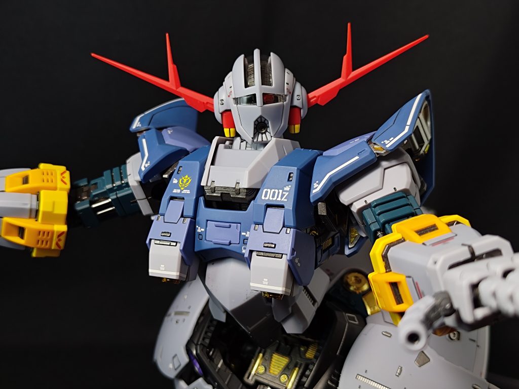 外装はクリアを一度吹いて、デカール貼って墨入れして、デカールの段差が目立たなくなるまでクリアを重ねて(3回ぐらい?)最後に艶消しクリアです。EXクリアとEXクリアにフラットベースを混ぜて艶消しにしました。最初は半艶ぐらいの濃度にしたのですが、一度乾いた状態を見たら、なんとなく艶ありでの塗装を失敗したような状態に見えたので、完全艶消しにしました。