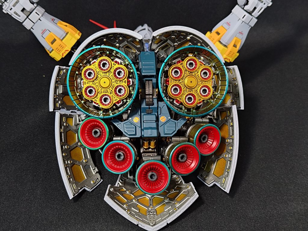 ジオングさんにひっくり返った虫のように写真を撮らせてもらいました。バーニアはちょっとチタン風をイメージしてブルーやオレンジなど色々使いましたが、組み立てて見ると色が多くてうるさい感じになっちゃいました。スカート内部は外装の内側をゴールドにすることで、内部フレームを取り付けるだけで勝手に塗り分けたように見えます。この辺も塗装しやすい部分ですね。