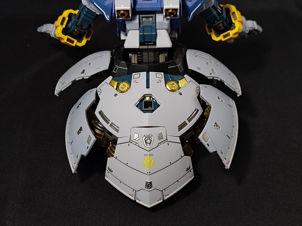 差し色感覚でフレームのいろんなところにガンダムマーカーのイエローゴールドを筆塗りしましたが、ほぼ外装に隠れてしまい見えません。