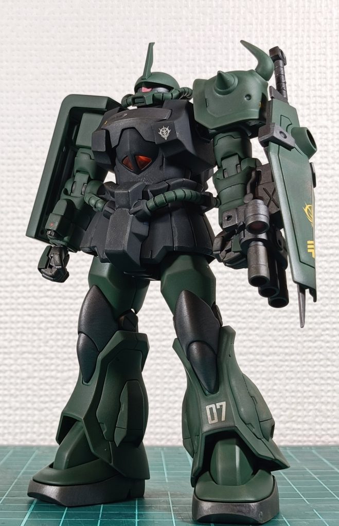 機体色をザクカラーに寄せ、右肩をザクシールドに、ガトリングは外しました。(HGとはいえあのガトリングは重いし…シルエットも纏まったしで結果オーライ…？(zaku-kao4))