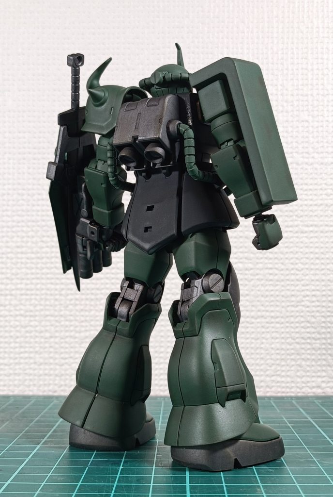 適当にウェザリングマスターつけて、つや消し缶でフィニッシュ。塗料はガイアの暗緑色とそれに黒を混ぜたもの、エヴァサフのガンメタを使用。赤いとこは水性ペン(ディスペイ)のメタレッド使用。