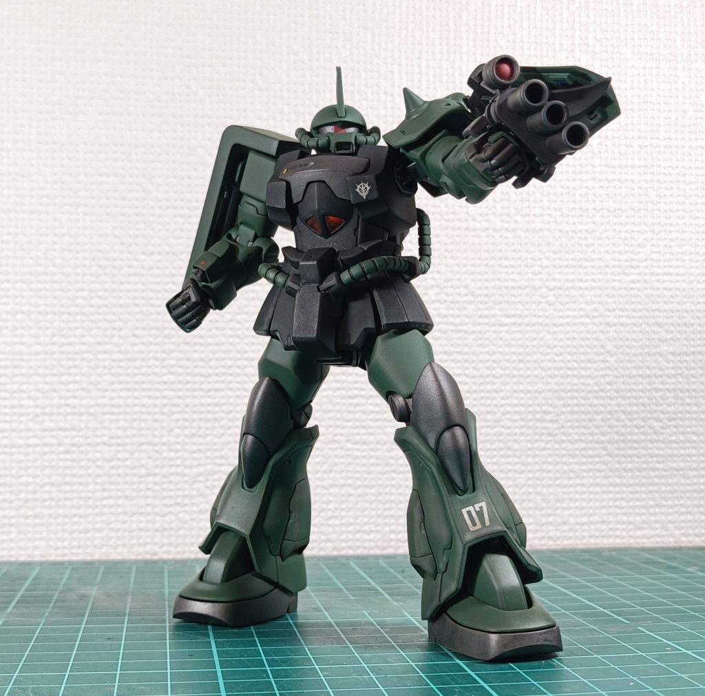 (以下ポージング)3連装ガトリング構え。ディスペイは相変わらず発色がいいですなぁ…。左足の07がいい感じに汚れててフェチポイント。