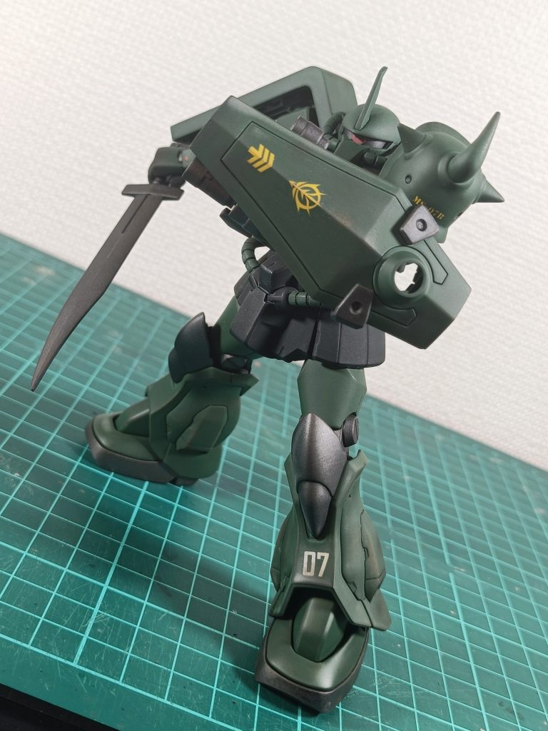 「ガトリングついてたんなら、エンブレムは下寄りだよな…」「ザクシールドは戦時下の後付けなはずだから、階級章もこっちの盾…国のエンブレムの上にはつけないよな…」って具合に考えてたら、下側に寄りすぎたデカール。。(gundam-kao5)センター軸はズレてないし…まぁOK！(zaku-kao5)