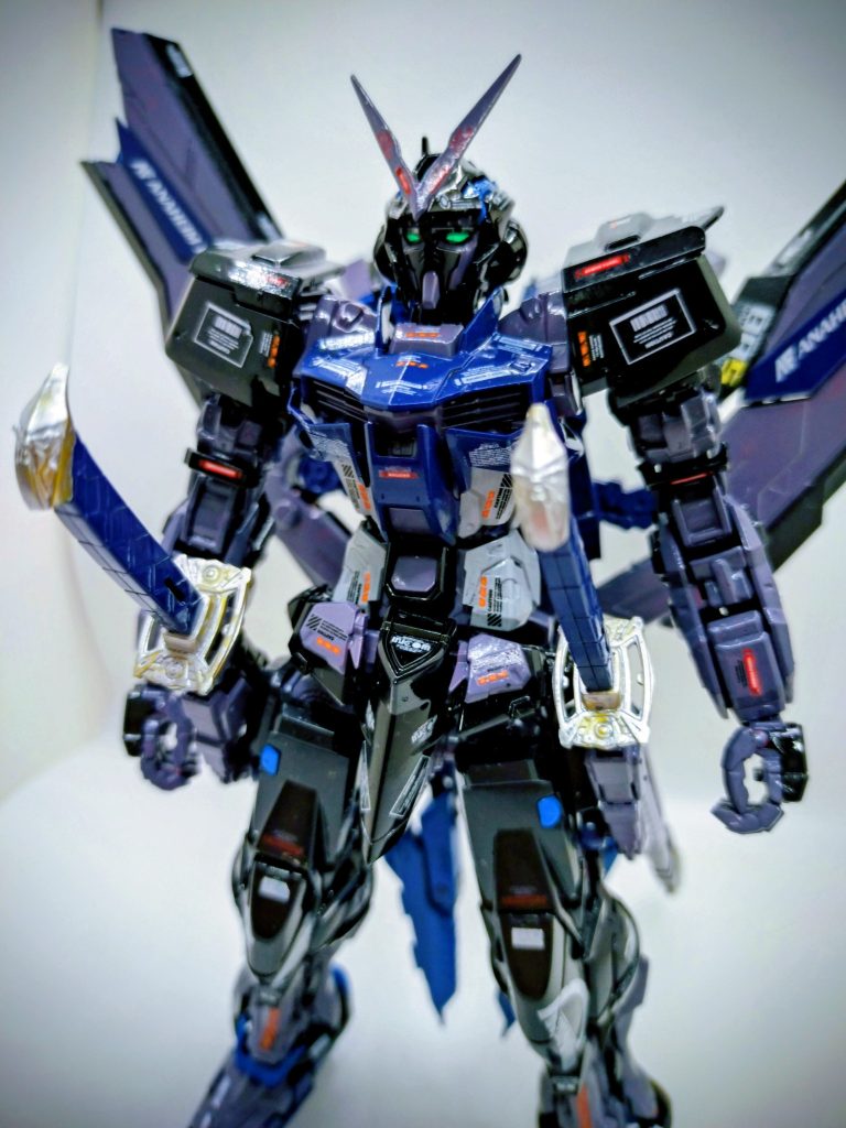 ブラックメインだから、ちょっと全体的にボヤッとした感じになりましたが、アストレイは武士をイメージしたガンダムなのか、ブラックは硬派な武士っぽくなり、渋くなりました(笑)