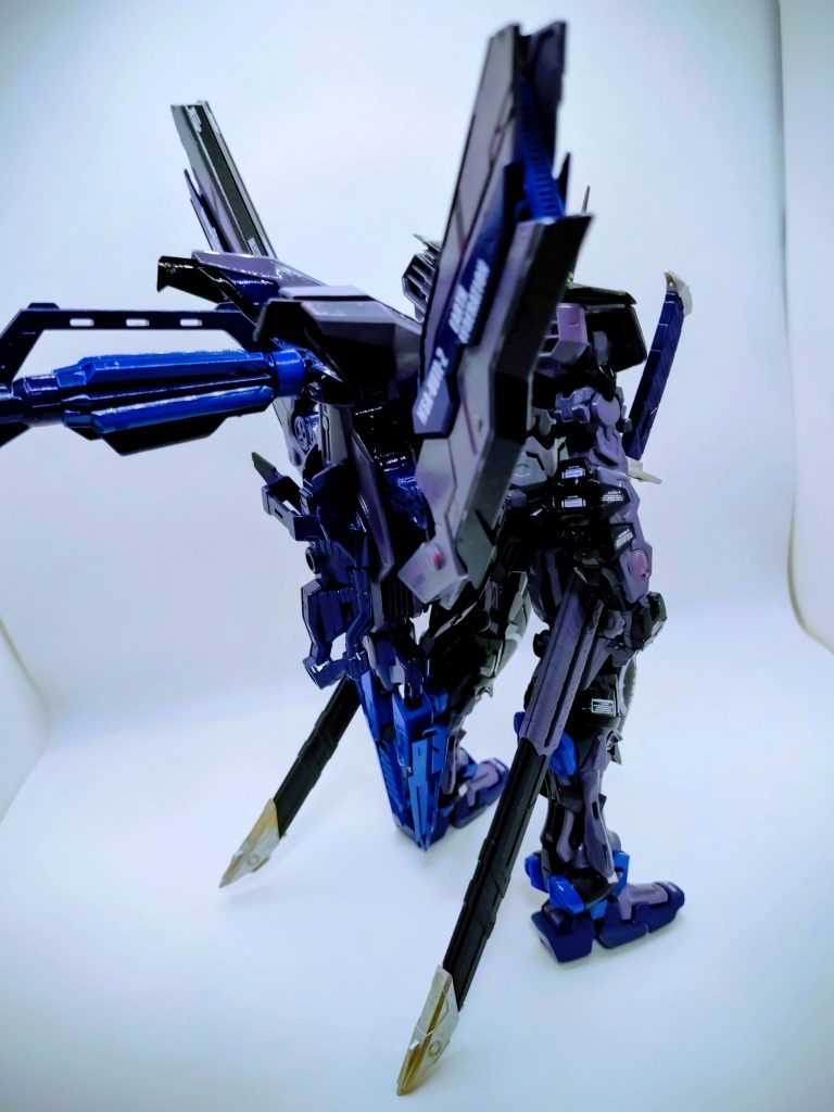 アストレイは武士のイメージを感じるガンダムのせいか、甲冑をまとった武士のイメージか、パーツが複雑な形状のが多くて、デカールは細かいのしか貼れなかった。