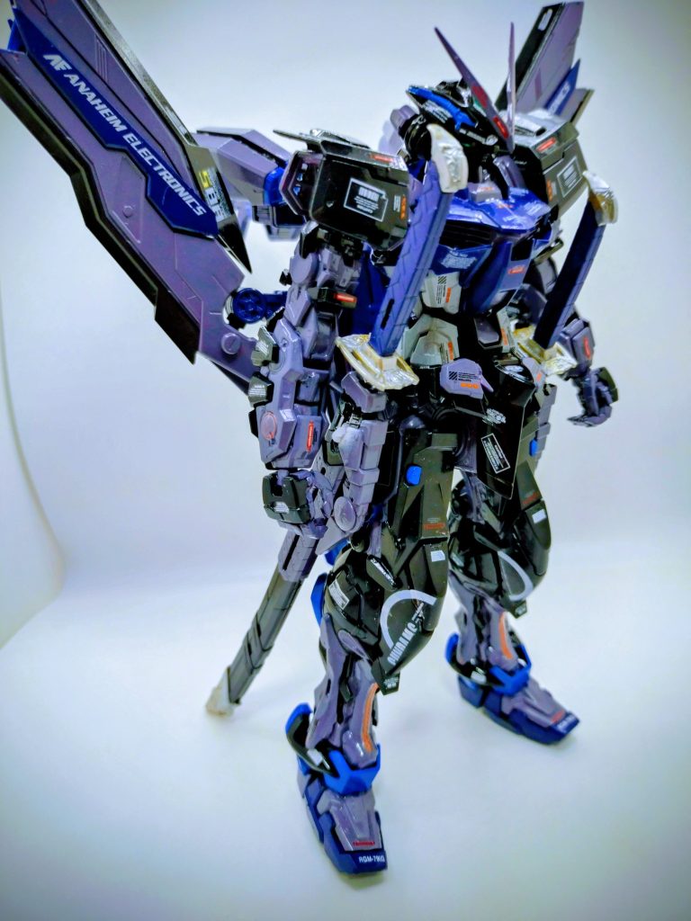 刀の部分は、ゴールドをシルバーに変えてみました。