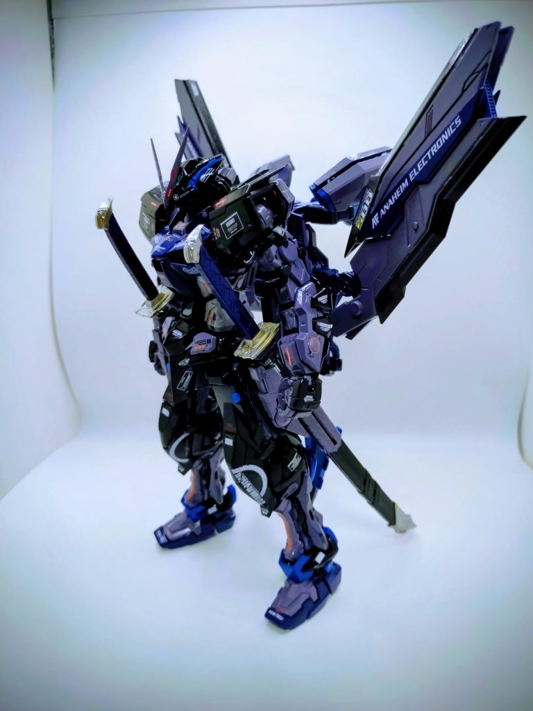 カラーリングは、ブラック、グレー、ブルー、ネイビーの4色で。