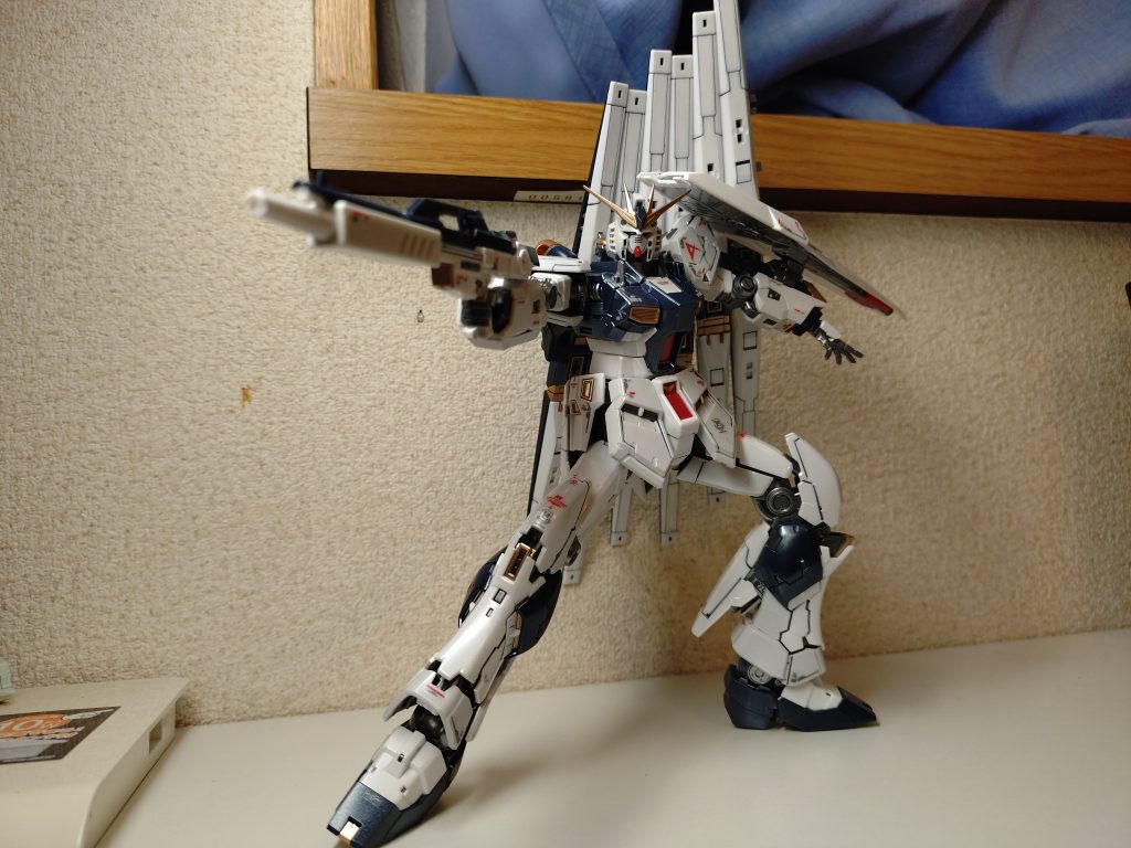 ポージングがヘタクソでも、何故か様になるνガンダム。カッコいいです！