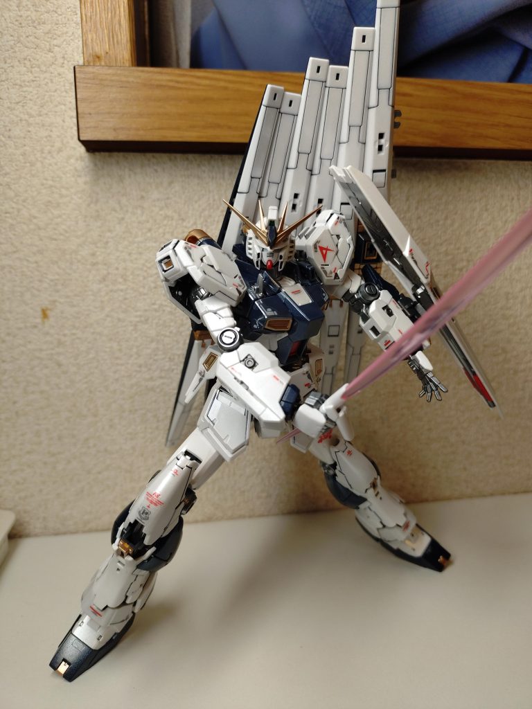 以前作製したHi-νガンダムの様なジョイントで、肩や股関節がストレス無く動きますね。