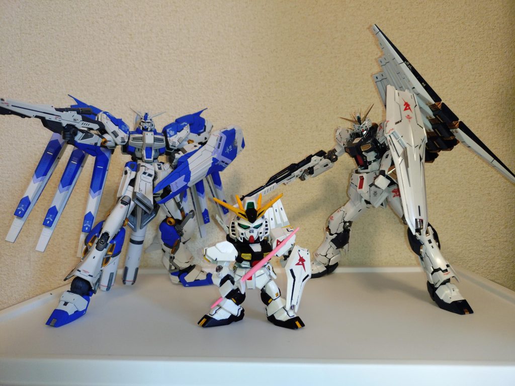 歴代のνガンダムと。今年初めて作製したSDEXのνガンダムと比べると、幾らか仕上げ方がそれらしくなって来たのかな。来年もコツコツ積みプラを組んで、模活を楽しんで行こうと思います。