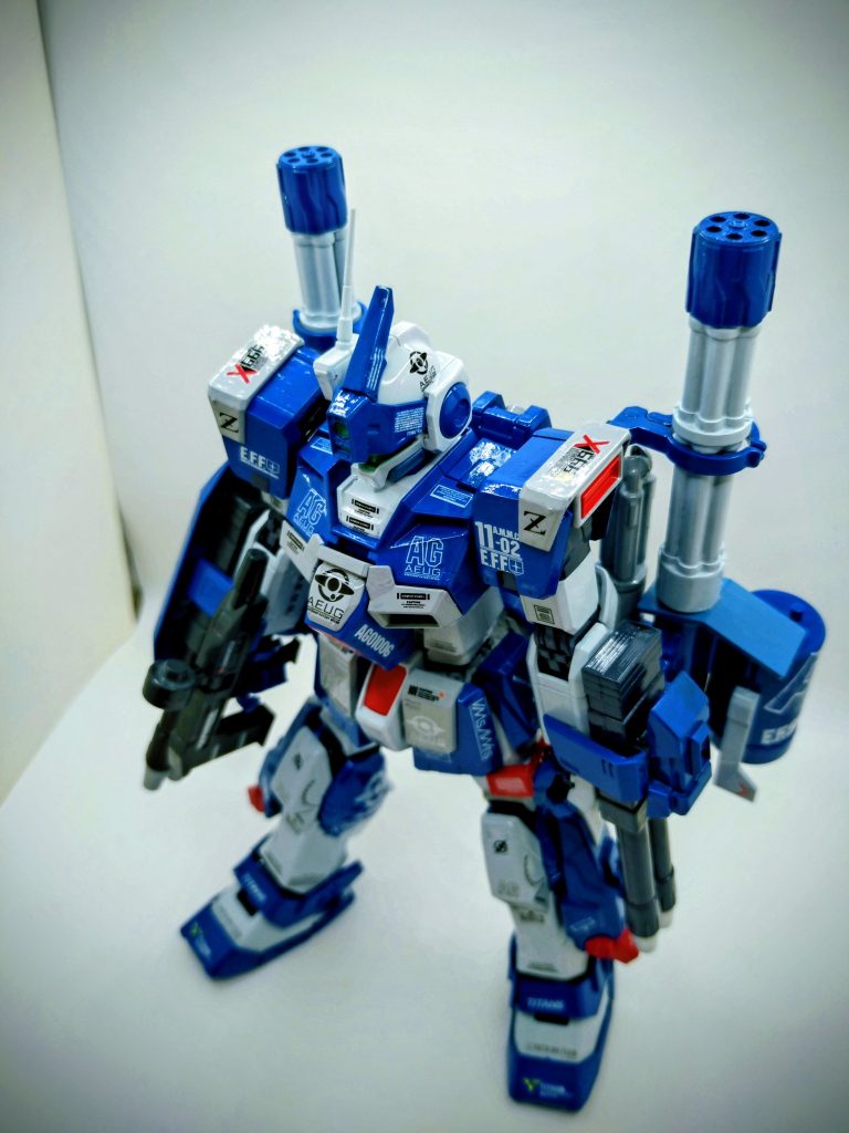 左腕にも、余剰パーツを組み合わせて、ビームキャノンを。