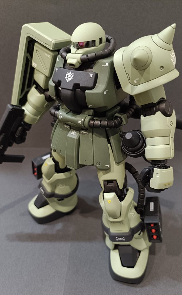 合わせ目消しなどの基本工作後に、スプレー缶の全塗装で仕上げました。古いキットのせいか仮組みバラシの時に動力パイプ軸の部品がなぜかブチブチちぎれてしまいましたが何とか完成できました💦腰が一切動かない仕様ですが十分カッコいいです。