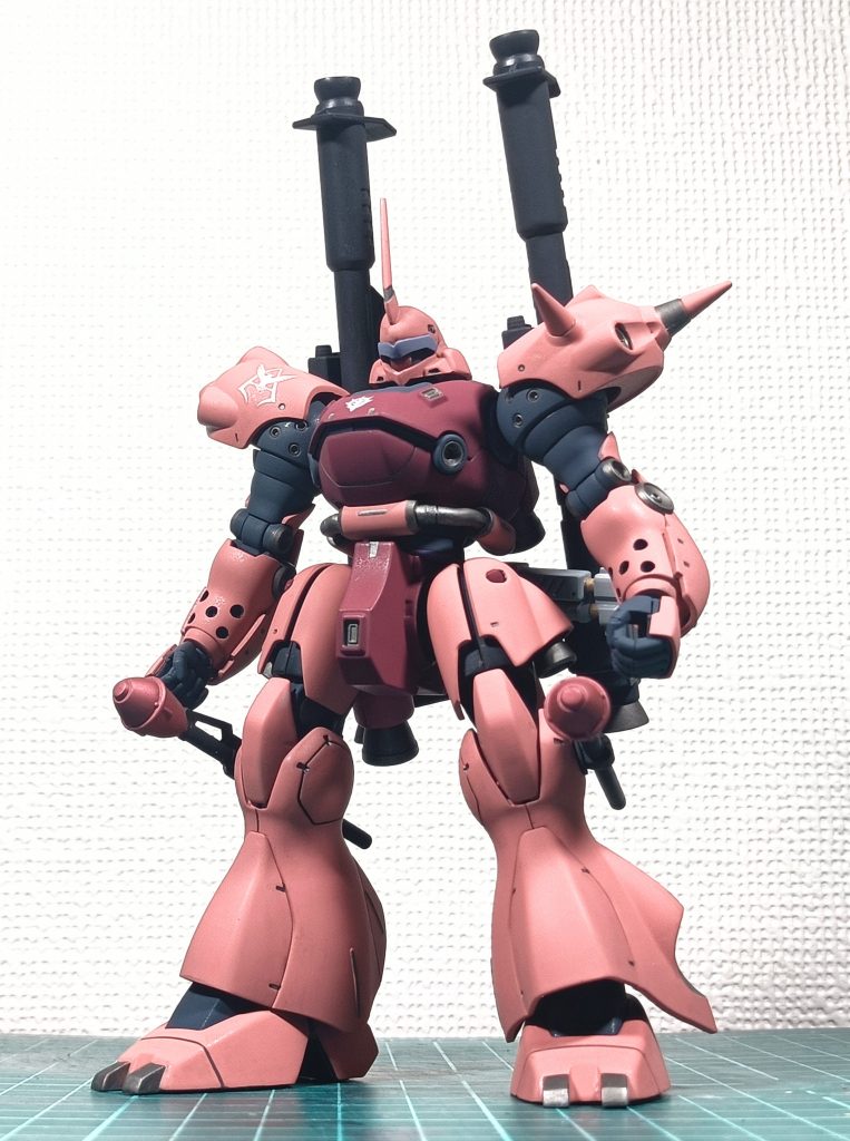 ちょっとした改造と合わせ目消しだけしてます。メインの塗料はMSシャアレッドとピンク、Mr.カラーディープオーシャンブルー、部分にディスペイのガンメタを使用。プレミアムなんたらのつや消しトップコートを最後に吹いてます。