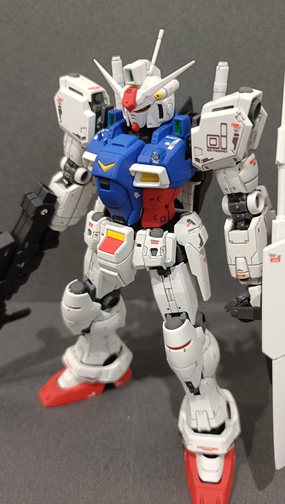 スジボリなどの基本工作の後スプレー缶塗装しました。シンプルなイメージにしたかったのでホワイトは単色にしています。