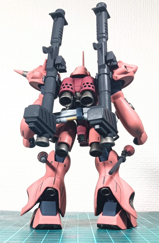 バズーカの合わせ目消すのにディテール消しちゃったんで、バーニア系パーツをポン付けしました…。(バズーカにバーニア…?まぁ、シャアだしええか(?))