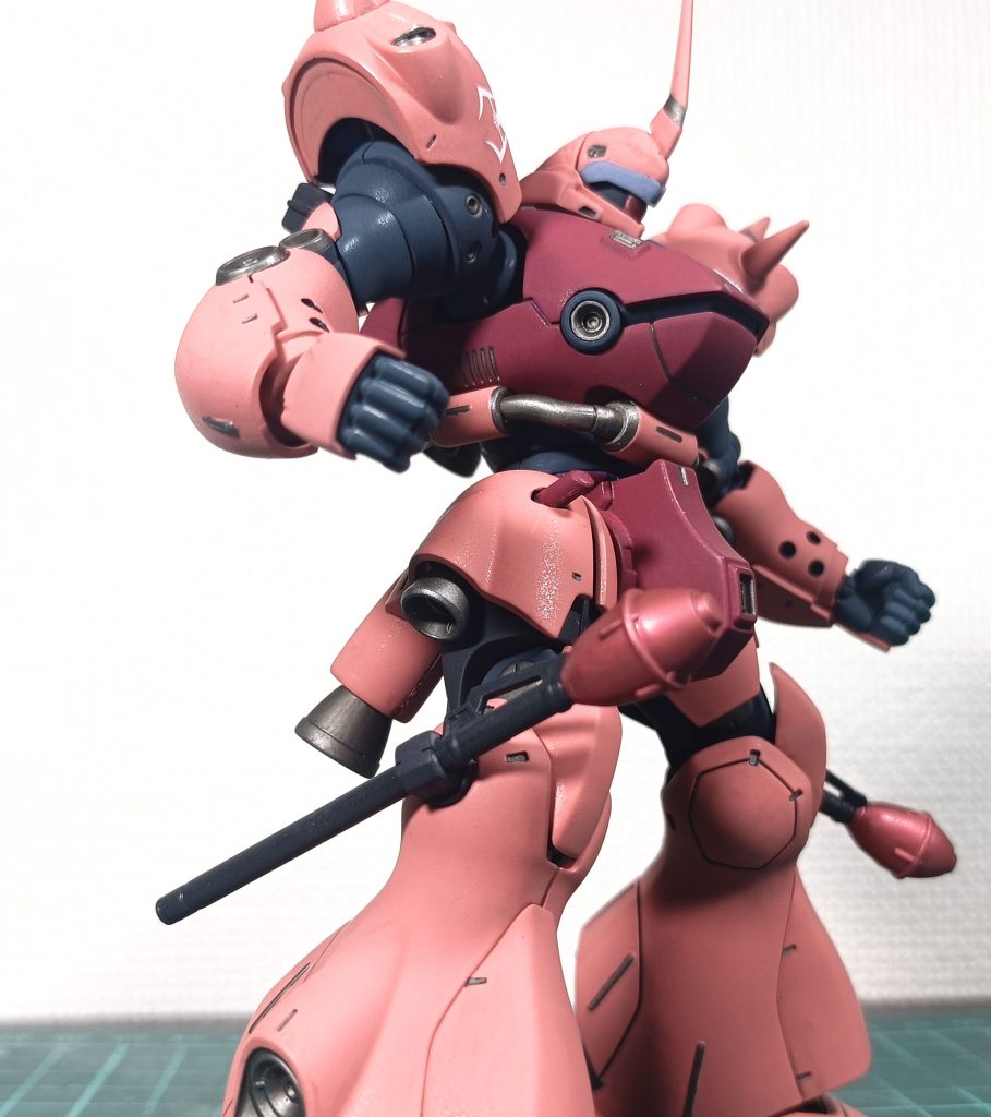 前述したちょっとの改造というのが、コレです。サーベル収納とダミー棒を作りました。ポリキャップに穴空けてケガキみたいな細い棒で押し出せるようにしてます。