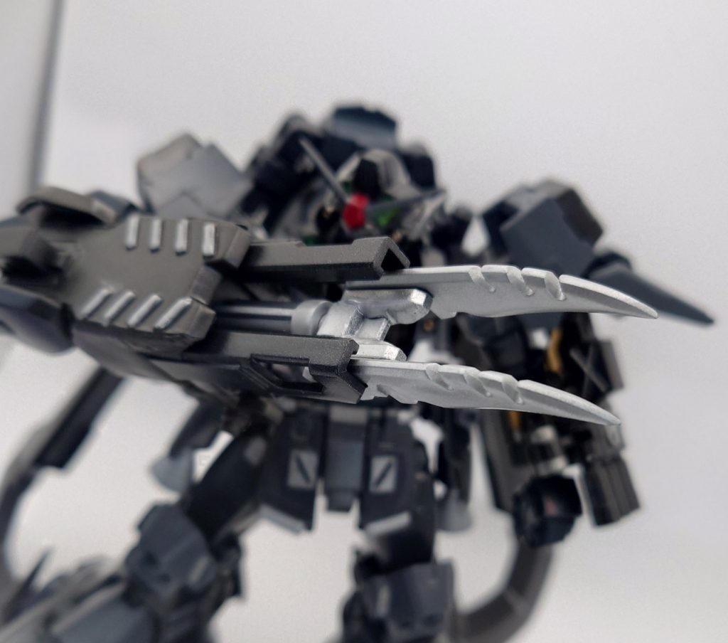 ◎試作型対MS用撃発式鋼爪　　爪で斬り裂くだけでなく、『パイルバンカー』のように爪を射出して攻撃可能。