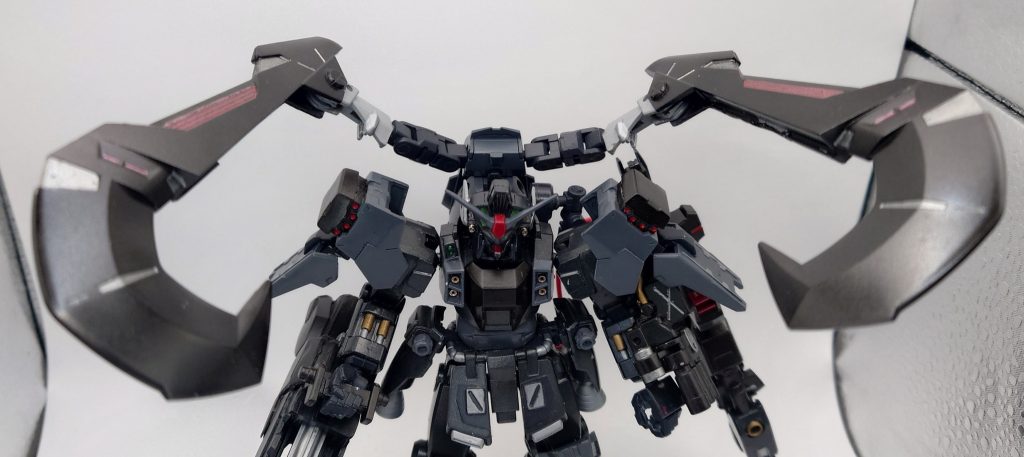 ◎大型ブレードウイング　　飛行時の姿勢制御だけでなく、鋭利な実体剣として対象を攻撃可能。ブースターで加速しつつ、振られる一撃はMSを容易く両断する。