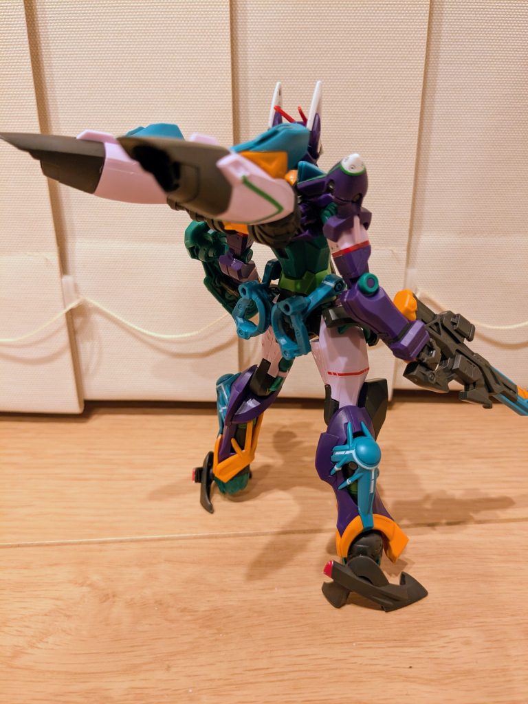 バックショットで１枚。ジークアクスと作りほぼ一緒なのに「あれ？こんな感じだっけ？」という感じでなぜかすごく新鮮な気持ちで作れました。部分部分違う部分があるくらいなのにこの感覚はなんだ！？立体化させるとホントカッコいいですジフレド！