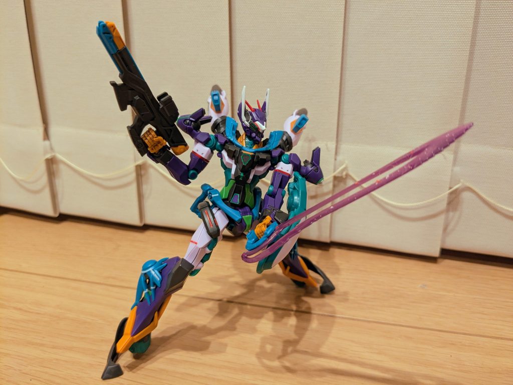 ブンドド２枚目。マチュ戦くらいでしかビームサーベル使ってるイメージがないジフレド。紫のビームサーベルってのもカッコいいもんですね〜。&nbsp;で、説明書を読んでいてどうにも考えてしまった一節が「オメガサイコミュと並ぶ特殊なサイコミュ」というところ。最終回を見た感じだと、オメガサイコミュ=νガンダムのサイコフレームなんじゃないかということから考えると、カッパーサイコミュ=サザビーのサイコフレームってことなのか！？だからサザビーのアンテナっぽいのが付いているのか！？と妄想が爆発してしまい、もう作るしかない脳内になってしまい、色々やってしまいました（笑）良ければここから、私の妄想の世界にもう少々お付き合いいただけるとこれ幸いです…。