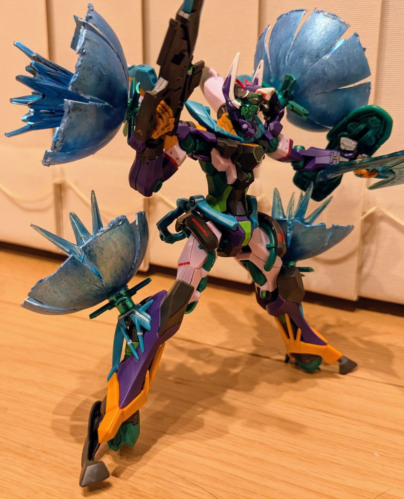 ジフレド、カッパーサイコミュ覚醒状態をイメージして作ってみました！ジークアクスの覚醒状態は収束して円形にまとまる感じだったから、逆に放出して発散している感じにしたいと思い、こんな感じです。肩、膝のユニット展開状態は、HGサザビーのファンネルを使用。その先端にエフェクト等を接着し、さらに割れたピンポン玉を半分に割り、適当に裂いて中央に穴を開けてファンネルにはめ込みました。ファンネル部分はメタリックグリーン、エフェクト部分はコスモメタブルーです。