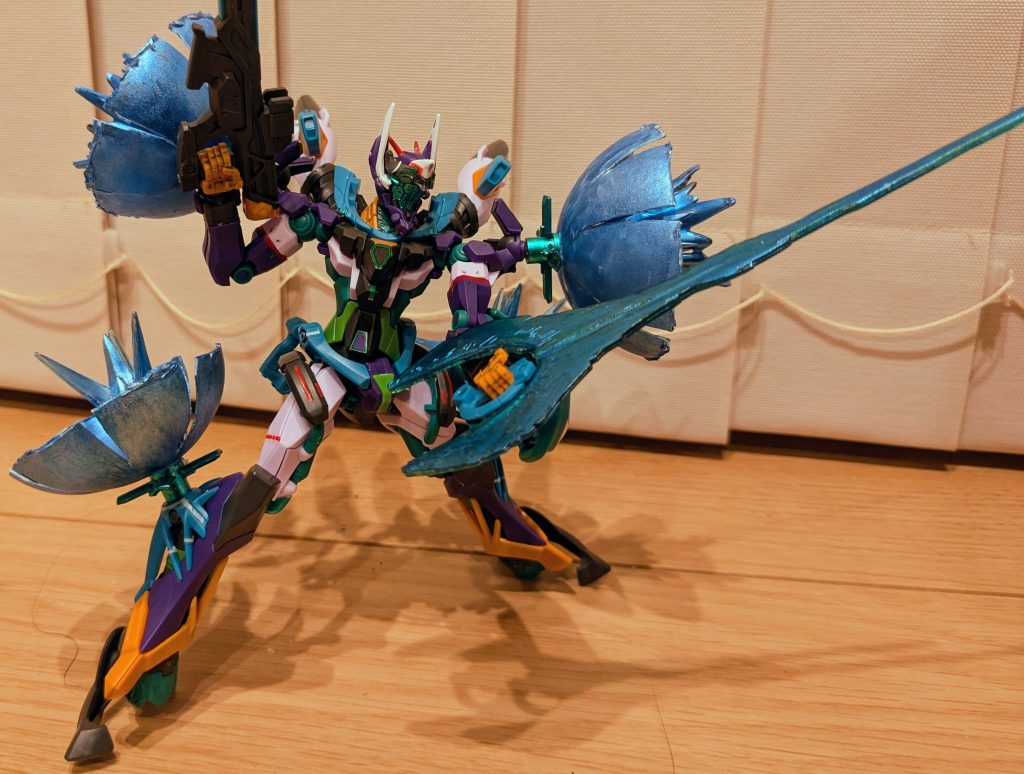 ブンドドで１枚。ジークアクスもビームサーベルの形状変わったし、ジフレドもそうすると変わるかな〜と。でもニャアンだとデカいビームサーベル使うイメージもないし…と考え、サザビーのビームサーベルを加工し、ロイヤルメタブルーに塗装して装着しました。持ち手部分に出力が集中している細身の長身ビームサーベル、似合って良かった！オメガサイコミュがエンディミオンユニットだったらジフレドはどうなんだろう…。からの「カッパーサイコミュ…いや、『デュランダルユニット』が覚醒したのか！？」みたいに想像してしまいました。だってサザビーの人の声でそれっぽい名前がそれしか思い浮かばなかったんですもん（笑）