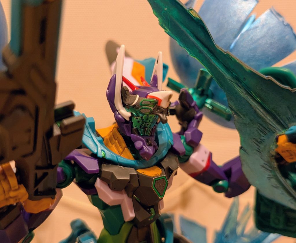 フェイス部分は解放状態のものを使用。内部をメタリックグリーンに塗装しました。ジークアクスと同じく、ここがサイコフレームの中枢だろうと思いましたので。コレがけっこうカッコいいんですよ（笑）