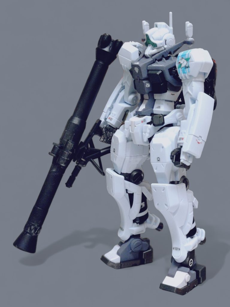 基本的な工作以外は、色を変えたくらいです。今回は自分には珍しくデカールもりもりです。シン・マツナガ機を作るにあたって、肩のデカールは貼りたい→折角だから全身貼ってみるか！という流れ。肩のデカールは狼のマーク部分だけだったので、水色のストライプを手描きで追加した上から貼るようにしてます。ガタガタですが、それが分かるほど写真の腕も良くなかった。