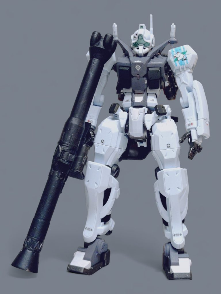 最後に正面から。パッと見はジム似のオーソドックスな見た目ですが、S字立ちが出来ない猿人体型なのが特徴的で面白い機体でした。途中写真は撮れてないので、以下、機体の妄想設定。一年戦争はジオン側の勝利で終わったものの、ギレン、キシリアと立て続けに倒れたこと、アルテイシア・ソム・ダイクンがジオン公王に即位したことから、ザビ家と側近たちは政治や軍の中央から追い出されることとなった。ドズル中将の直属の部下であったシン・マツナガも同様に軍の中央から追いやられ、ミネバを戦争の火種としないよう匿いながら各地を転々としていた。そんな中で彼の元へ、一機の機体が届けられる。「兄上の元で設計されていた機体だ。姪を護ってやってくれ」ザビ家を捨てたものの、自身もザビ派再興の火種として追われる身となったガルマからの手向けであった。逃亡費用を稼ぐため、非合法のクランバトルに白い狼の新たなる機体が降り立つ。