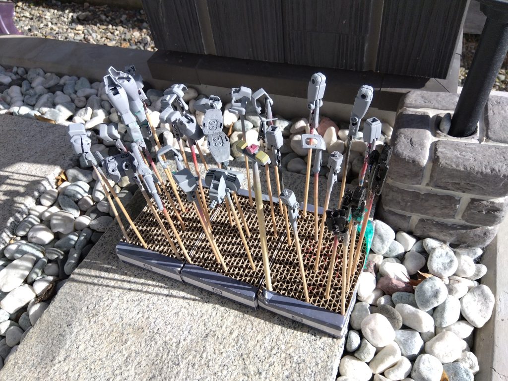 恒例のサフェーサーを入れて、玄関先での天日干しです✨